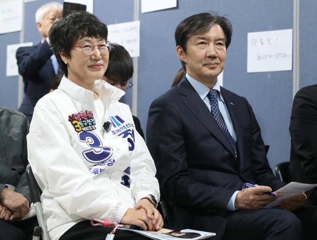 조국 조국혁신당 대표(오른쪽)가 8일 오후 대구 동구 신암동 6·3 지방선거 정한숙 대구 동구청장 예비후보 선거사무소 개소식에 참석해 정 후보 옆에서 주민 인사말을 듣고 있다. 뉴스1