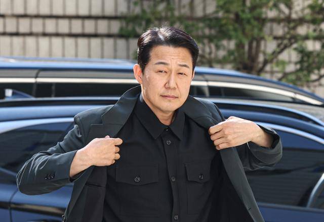 배우 박성웅이 8일 오후 서울 서초구 서울중앙지방법원에서 열린 임성근 전 해병대 1사단장의 국회증언감정법 위반 사건 관련 공판에 증인으로 출석하고 있다. 사진공동취재단