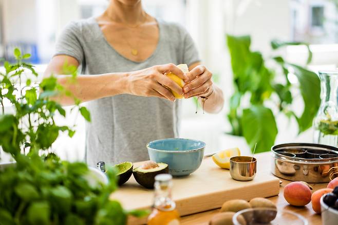 수용성 식이섬유는 귀리, 콩, 과일, 채소 등에 많고, 불용성 식이섬유는 현미, 감자 껍질, 곡물류에 풍부하다./사진=클립아트코리아