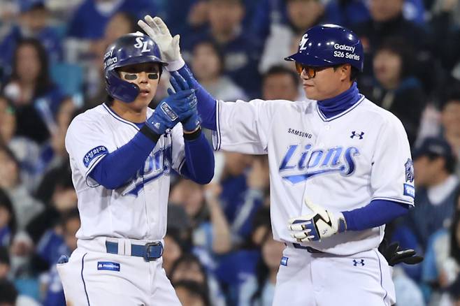 옆구리 손상으로 전열에서 이탈한 김성윤(왼쪽). 삼성 제공