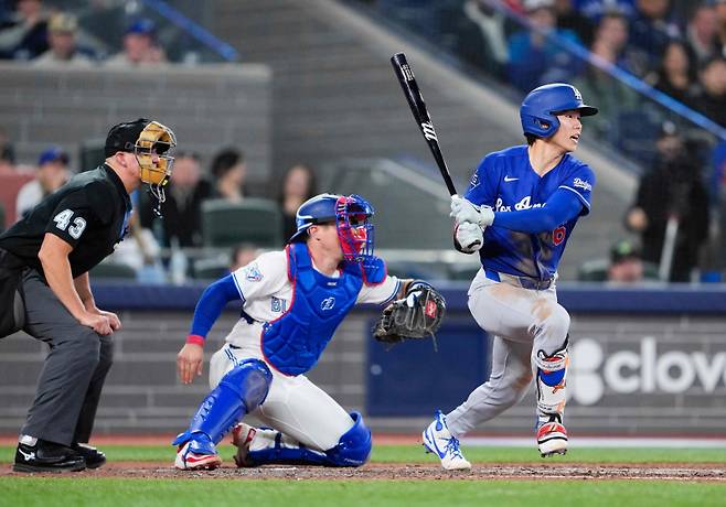 <yonhap photo-3342=""> TORONTO, CANADA - APRIL 6: Hyeseong Kim #6 of the Los Angeles Dodgers hits a single against the Toronto Blue Jays during the seventh inning in their MLB game at the Rogers Centre on April 6, 2026 in Toronto, Ontario, Canada. Mark Blinch/Getty Images/AFP (Photo by MARK BLINCH / GETTY IMAGES NORTH AMERICA / Getty Images via AFP)/2026-04-07 11:53:26/ <저작권자 ⓒ 1980~2026 ㈜연합뉴스. 무단 전재 재배포 금지, AI 학습 및 활용 금지></yonhap>