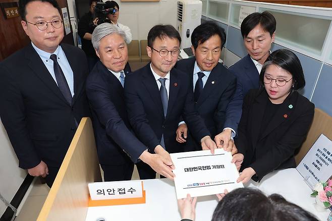 한병도 더불어민주당 원내대표를 비롯한 6개 정당 원내대표들이 3일 서울 여의도 국회 의안과에 대한민국헌법 개정안을 제출하고 있다. 뉴스1