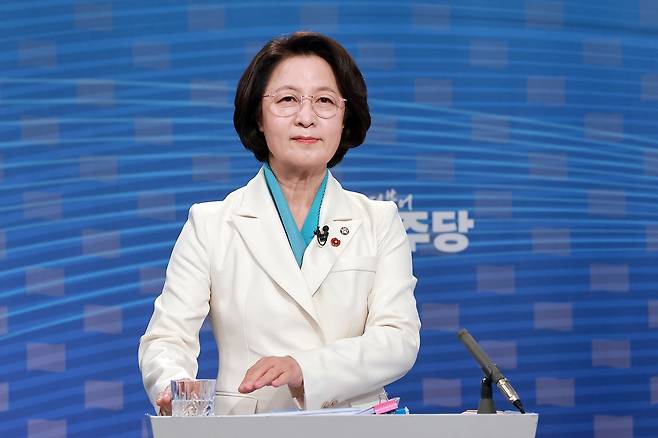 추미애 더불어민주당 경기도지사 후보가 1일 서울 양천구 SBS 목동 스튜디오에서 열린 더불어민주당 경기도지사 후보자 2차 TV 합동토론회에 참석해 시작을 기다리는 모습. 뉴스1