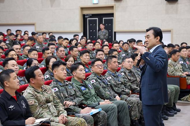 안규백 국방부 장관이 7일 강원 원주 공군 제8전투비행단에서 공군 전 대대장을 대상으로 지휘역량 강화를 위한 특별강연을 실시하고 있다. 연합뉴스