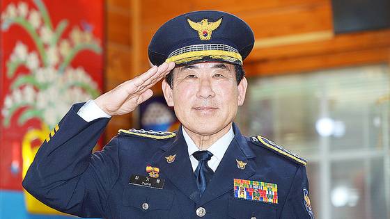 정기룡 전 대전경찰서장이 지난달 대전시의 자택에서 현직 때 입던 경찰복 차림으로 경례를 해보이고 있다.김성태 객원기자