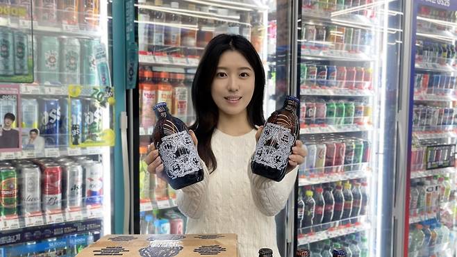 GS25에서 모델이 ‘버드나무 브루어리’에서 생산한 미노리세션(쌀맥주)을 들고 있다. 사진=GS리테일