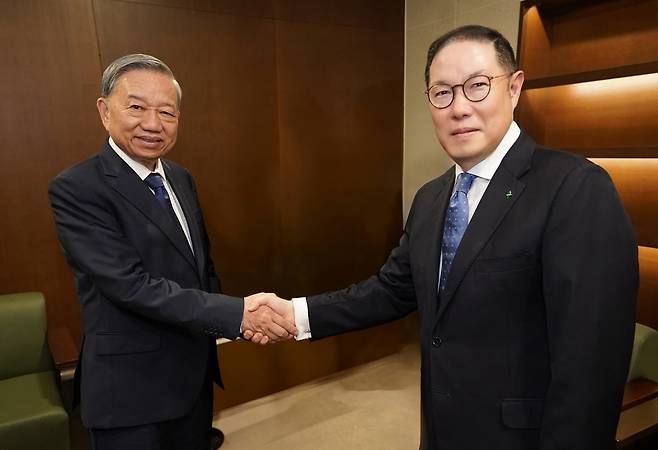 HS효성 조현상 부회장이 또 럼 베트남 공산당 중앙집행위원회 서기장을 8월 11일 연세대 명예박사 수여식에서 만나 기념촬영을 하고 있다. 사진=HS효성