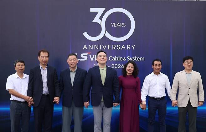 3월 1일 베트남 하이퐁 사업장에서 열린 LS-VINA 창립 30주년 기념식에서 구본규 LS전선 대표, 이상호 LS에코에너지 대표, 장동욱 LS-VINA 법인장(오른쪽 4번째부터) 등 참석자들이 기념촬영을 하고 있다. 사진=LS전선