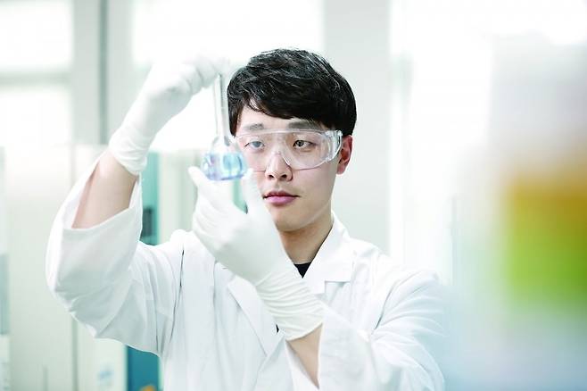 금호석유화학 연구원이 합성고무 NB라텍스 연구개발을 하고 있다. 사진=금호석유화학