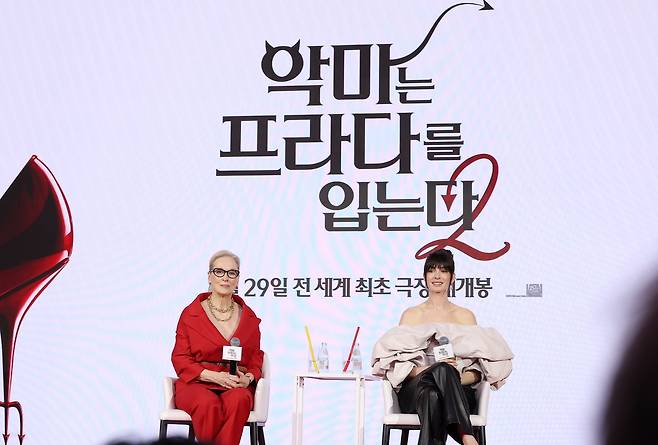 영화 <악마는 프라다를 입는다 2> 기자간담회가 열린 8일 서울 종로구 포시즌스호텔에서 배우 메릴 스트리프(왼쪽)와 앤 해서웨이가 질문을 듣고 있다. 연합뉴스