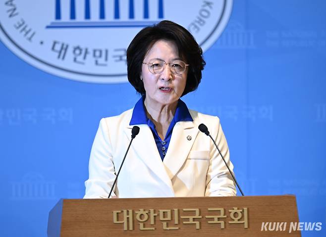 6·3지방선거 더불어민주당 경기도지사 최종 후보로 선출된 다음날인 8일 국회 소통관에서 추미애 후보가 기자회견을 진행하고 있다. 임은재 기자