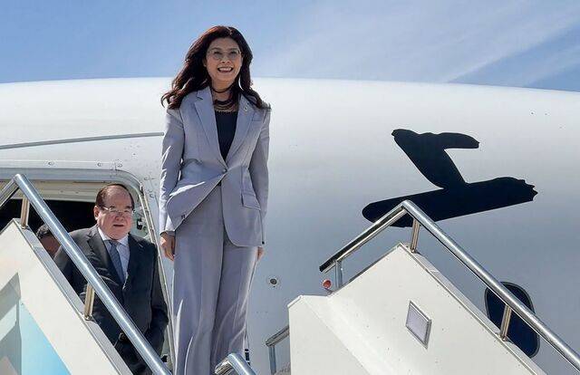 대만 국민당 대표로 10년 만에 중국을 방문한 정리원 주석이 7일 상하이 훙차오 공항에 도착해 미소를 짓고 있다. AFP연합뉴스