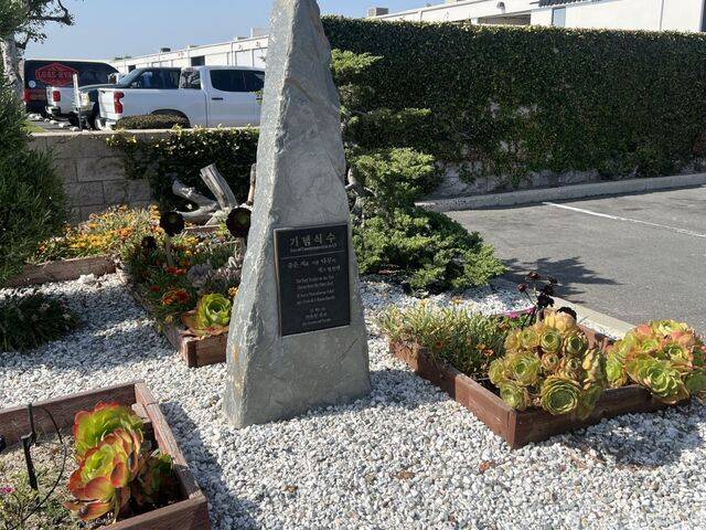 미국 LA 신천지 지파 건물 앞에 이만희 교주의 방문을 기념해 세운 비석이 놓여 있다. 국민일보DB