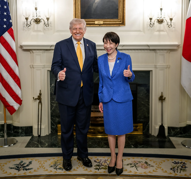 도널트 트럼프 미국 대통령과 다카이치 사나에 일본 총리가 지난 19일(현지시간) 미국 워싱턴DC 백악관에서 정상회담 후 기념촬영을 하는 모습. 백악관 홈페이지