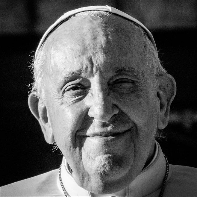 사진가 양종훈이 오스트리아 비엔나 툴립 아트 갤러리에서 프란치스코 교황의 선종 1주년을 기리는 헌정 전시를 개최했다. 지난 2014년 방한 당시 강복 장면을 담아낸 인연을 계기로 2023년 몽골 사목 방문 여정에도 동행하며 바라본 자애로운 미소 44점을 공개했다. 전시는 오는 16일까지다. 사진제공=상명대학교