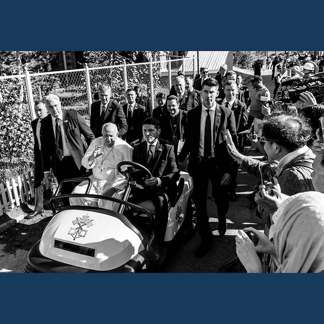 사진가 양종훈이 오스트리아 비엔나 툴립 아트 갤러리에서 프란치스코 교황의 선종 1주년을 기리는 헌정 전시를 개최했다. 지난 2014년 방한 당시 강복 장면을 담아낸 인연을 계기로 2023년 몽골 사목 방문 여정에도 동행하며 바라본 자애로운 미소 44점을 공개했다. 전시는 오는 16일까지다. 사진제공=상명대학교