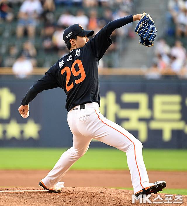 2025년 7월 23일 서울 잠실야구장에서 ‘2025 KBO리그’ 한화 이글스와 두산 베어스의 경기가 열렸다. 한화 선발 황준서가 역투하고 있다. 사진=천정환 기자