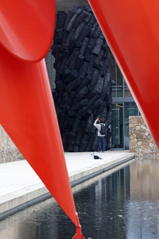 강원 원주 뮤지엄산 본관 입구에 설치된 이배 작가의 ‘불로부터’. 미술관 랜드마크인 아치웨이 사이로 보이는 숯덩이 묶음이 시선을 사로잡는다. 뉴시스