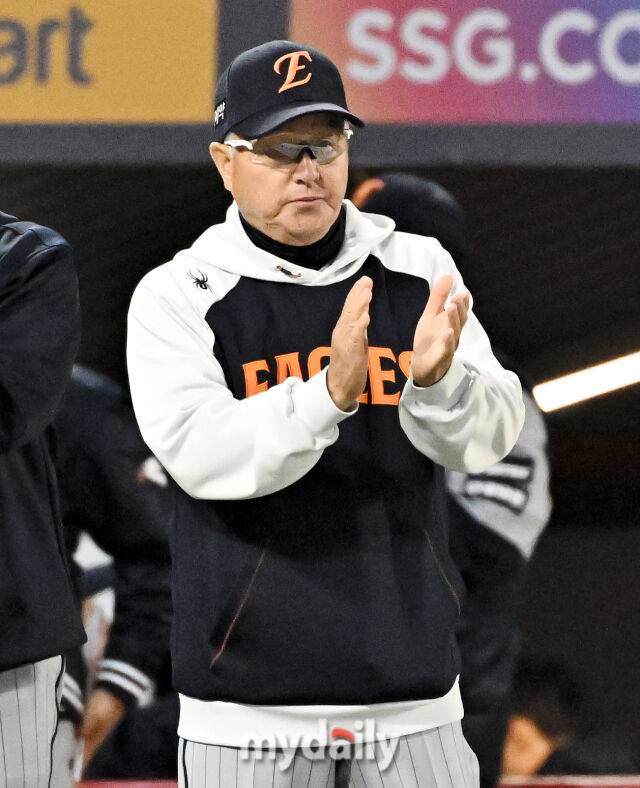 7일 오후 인천 SSG랜더스필드에서 진행된 '2026 프로야구 KBO리그' SSG랜더스와 한화 이글스의 경기. 한화 김경문 감독이 6-2로 승리한 뒤 박수를 치고 있다./인천 = 송일섭 기자