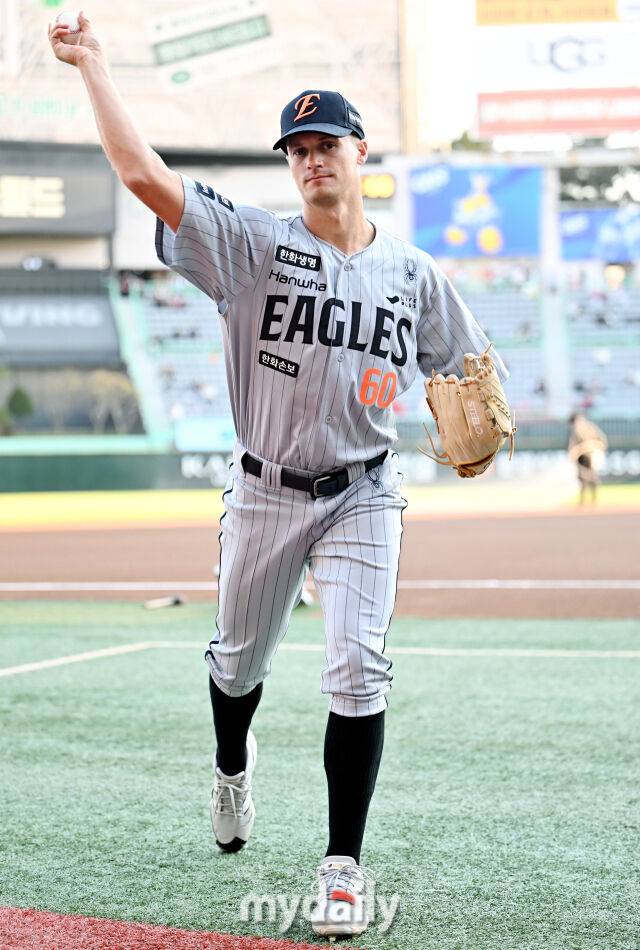 한화 잭 쿠싱이 7일 오후 인천 SSG랜더스필드에서 진행된 '2026 KBO리그 프로야구' SSG와 한화의 경기에 앞서 포토타임을 갖고 있다./인천 = 송일섭 기자