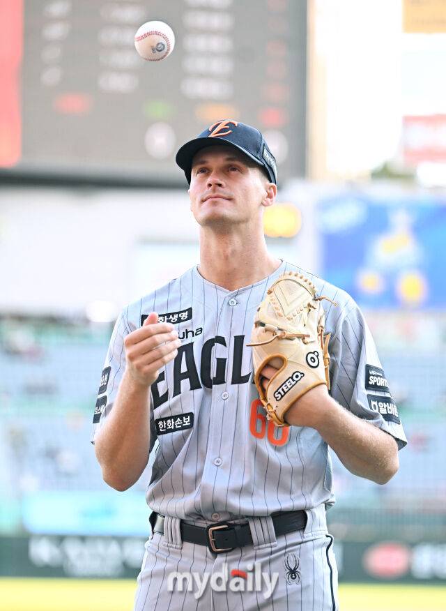 한화 잭 쿠싱이 7일 오후 인천 SSG랜더스필드에서 진행된 '2026 KBO리그 프로야구' SSG와 한화의 경기에 앞서 포토타임을 갖고 있다./인천 = 송일섭 기자