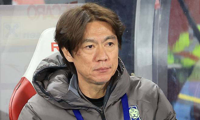 홍명보 대한민국 축구 국가대표팀 감독이 지난달 31일(현지시간) 오스트리아 빈 에른스트 하펠 스타디움에서 열린 오스트리아와 평가전에서벤치에 앉아 경기 시작을 기다리고 있다. 빈=연합