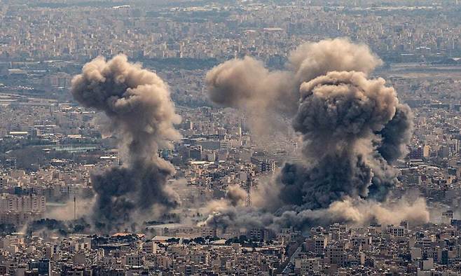 미국과 이스라엘의 공습 이후 이란 테헤란 남동부의 한 산업 지역에서 검은 연기 기둥이 솟아오르고 있다. UPI연합뉴스