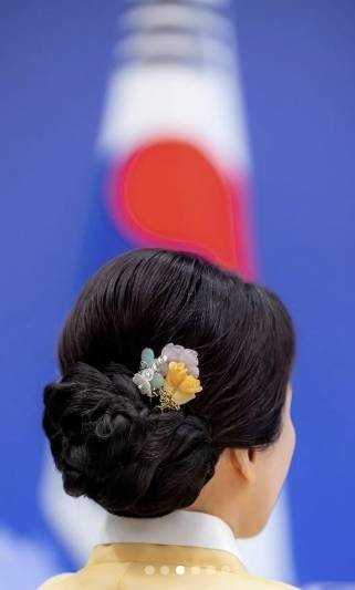 에마뉘엘 마크롱 프랑스 대통령 대통령실 전속 사진작가 알렉산드라 르봉은 지난 6일 자신의 인스타그램에 김혜경 여사가 지난 3일 국빈 환영 오찬에서 착용한 한복과 장신구 등을 조명한 사진들을 공개했다. 알렉산드라 르봉 인스타그램