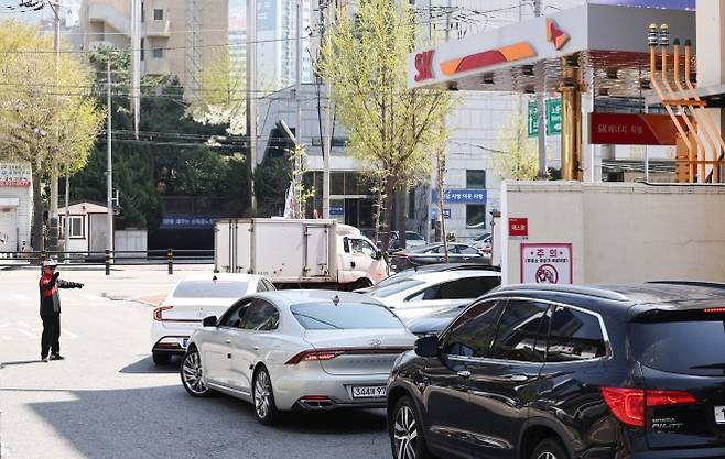 줄 늘어선 저가 주유소 - 3차 석유 최고가격제 발표를 하루 앞둔 8일 주변 주유소보다 시세가 저렴한 서울 시내 한 주유소가 이용객으로 북적이고 있다. 뉴스1