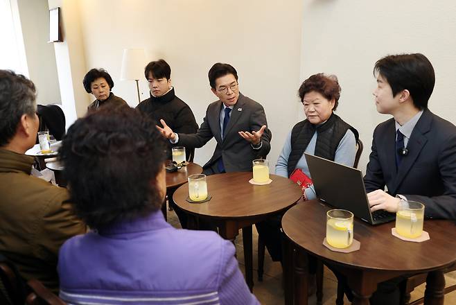 더불어민주당 서울시장 예비후보인 정원오 전 성동구청장이 3월17일 서울 성동구 한양대 인근 한 카페에서 청년 주거 간담회를 갖고 발언하고 있다. ⓒ연합뉴스