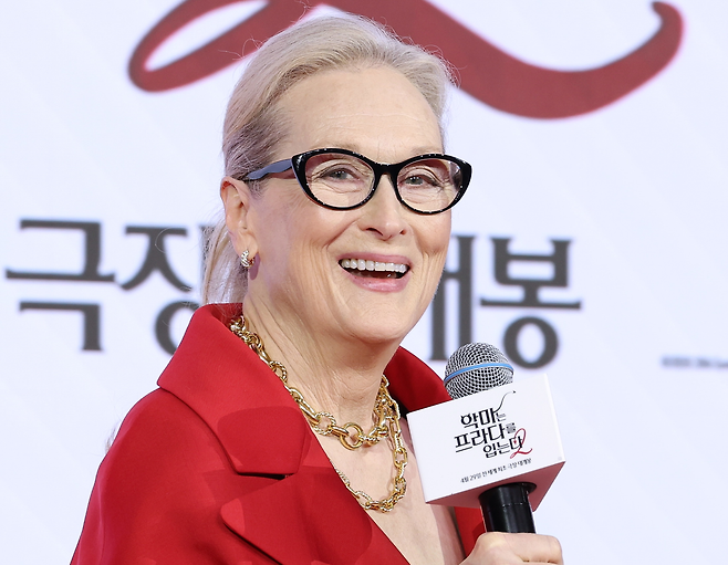 영화 ‘악마는 프라다를 입는다 2’ 기자간담회가 열린 8일 서울 종로구 포시즌스호텔에서 배우 메릴 스트립이 질문에 답하고 있다. 사진 연합뉴스