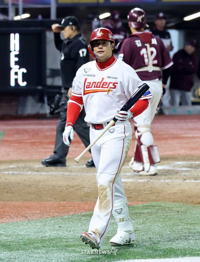 SSG 랜더스 김재환이 지난 1일 키움 히어로즈와 홈경기에서 8회말 삼진으로 물러나고 있다. /사진=강영조 선임기자