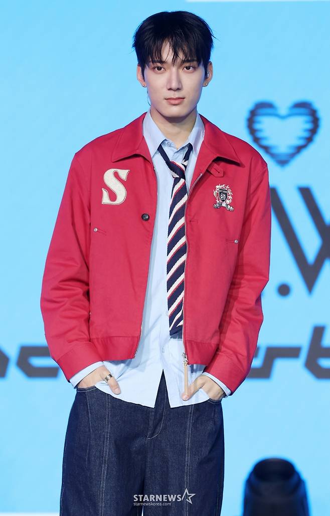 그룹 하츠웨이브 데인이 8일 서울 마포구 문화비축기지에서 진행된 첫 번째 미니앨범 'The First Wave' 발매 기념 쇼케이스에서 포즈를 취하고 있다. /2026.04.08 /사진=김휘선 hwijpg@