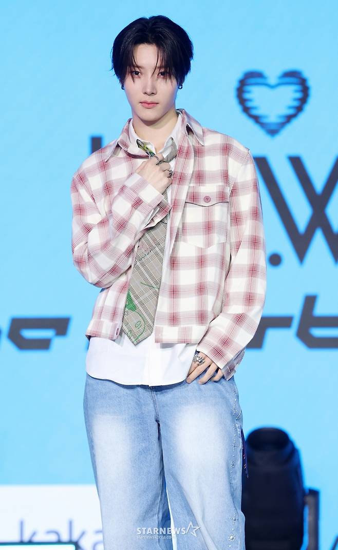 그룹 하츠웨이브 리안이 8일 서울 마포구 문화비축기지에서 진행된 첫 번째 미니앨범 'The First Wave' 발매 기념 쇼케이스에서 포즈를 취하고 있다. /2026.04.08 /사진=김휘선 hwijpg@