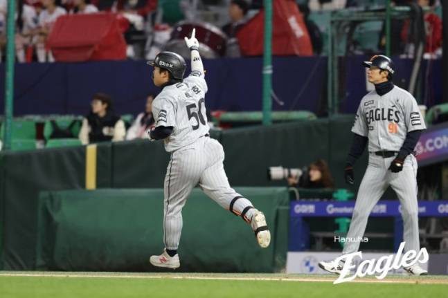 한화 이글스 강백호(왼쪽)가 8일 인천 SSG랜더스필드에서 열린 SSG 랜더스와 2026 신한 SOL KBO리그 방문경기에서 3회초 스리런 홈런을 터뜨리고 베이스를 돌고 있다. /사진=한화 이글스 제공