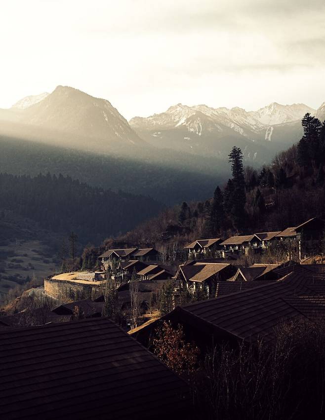 이른 아침, 해가 스멀스멀 산등성이를 넘어오는 시간. 리츠칼튼 리저브 리사이밸리의 아침
