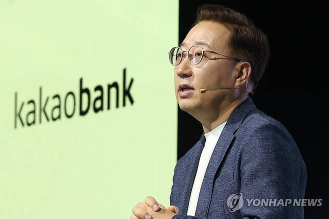 카카오뱅크 기자간담회 (서울=연합뉴스) 강민지 기자 = 윤호영 카카오뱅크 대표이사가 8일 서울 영등포구 페어몬트 앰버서더 서울 호텔에서 열린 기자간담회에서 AI 전략과 글로벌 확장 전략을 발표하고 있다. 2026.4.8 mjkang@yna.co.kr