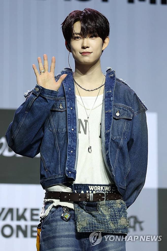 포즈 취하는 알파드라이브원 건우 (서울=연합뉴스) 류효림 기자 = 신인 그룹 알파드라이브원의 건우가 12일 서울 용산구 블루스퀘어에서 열린 첫 미니앨범 'EUPHORIA' 발매 기념 쇼케이스에서 포즈를 취하고 있다. 2026.1.12 ryousanta@yna.co.kr