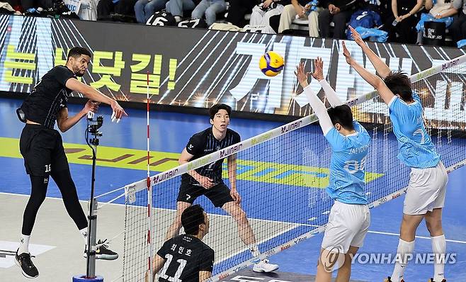 블로킹 뚫고 (천안=연합뉴스) 이주형 기자 = 8일 천안 유관순체육관에서 열린 프로배구 챔피언결정전 4차전 현대캐피탈과 대한항공 경기. 현대캐피탈 레오가 스파이크 공격하고 있다. 2026.4.8 coolee@yna.co.kr