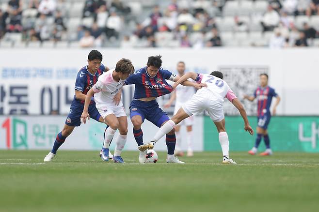 지난달 29일 수원종합운동장에서 열린 K리그2 5라운드 경기서 수원FC 한찬희와 파주 이준석, 홍정운 등이 볼다툼을 하고 있다. 사진=한국프로축구연맹