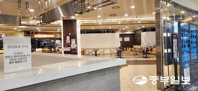 취재진이 9일 찾은 수원시 내 홈플러스 1층 푸드카페 음식점에 영업종료를 알리는 안내문이 부착돼 있다. 신연경기자