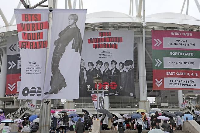 그룹 방탄소년단(BTS)이 월드투어 '아리랑'(ARIRANG)을 시작하는 9일 오후 경기도 고양시 대화동 고양종합운동장 일대가 BTS 팬들로 북적이고 있다. /연합뉴스