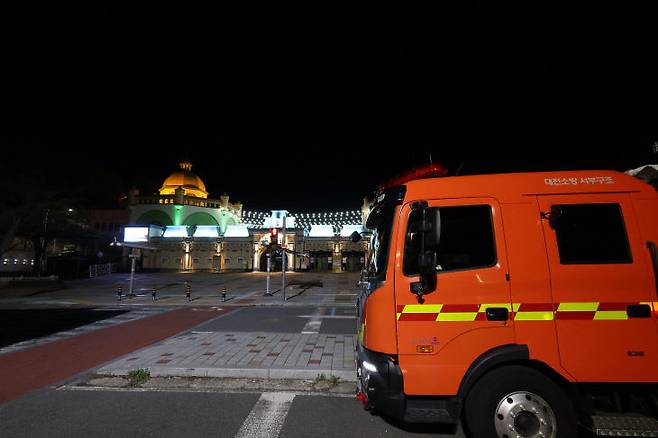 사육공간을 벗어난 대전오월드 늑대를 찾기 위한 수색작업이 밤사이 이뤄졌다. 9일 새벽 2시 오월드 주변에 있는 치유의숲에서 목격된 바 있어 멀리 벗어나지는 않은 것으로 보인다. (사진=임병안 기자)