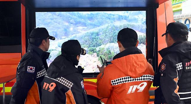 대전오월드에서 탈출한 늑대 수색 이틀째인 9일 소방관계자들이 열화상 감지가 가능한 드론을 이용해 늑대가 목격된 지역을 수색하고 있다. 이성희 기자