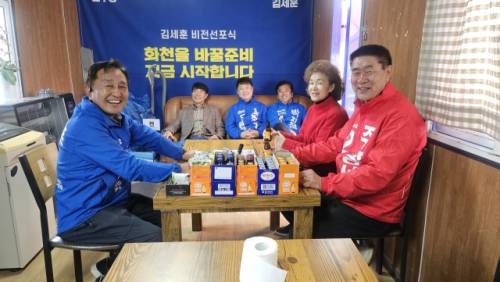 ◇9일 공천이 확정된 김세훈 더불어민주당 화천군수 예비후보(사진왼쪽)가 주종성 국민의힘 화천군수 예비후보(사진오른쪽) 선거사무실을 답방해 차담을 했다.