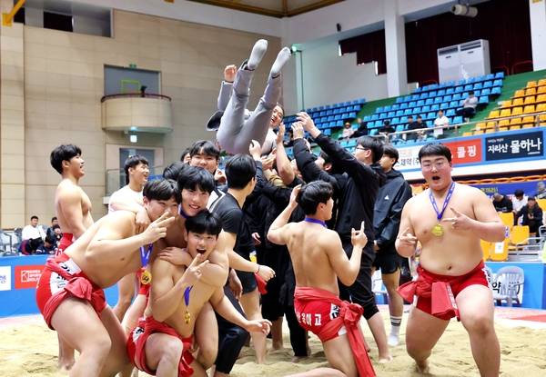 마산용마고등학교 선수들이 2일 충북 제천체육관에서 열린 '제80회 전국씨름선수권대회' 남자고등부 단체전에서 우승을 차지한 뒤 기뻐하고 있다. /대한씨름협회