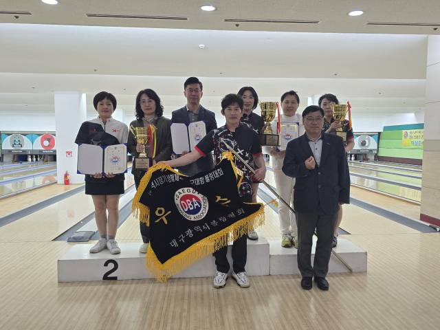 지난달 29일 대경볼링장에서 열린 제36회 대구시장기 구군대항 볼링대회에서 수성구가 1위, 북구가 2위, 동구가 3위를 차지했다. 대구시볼링협회 제공
