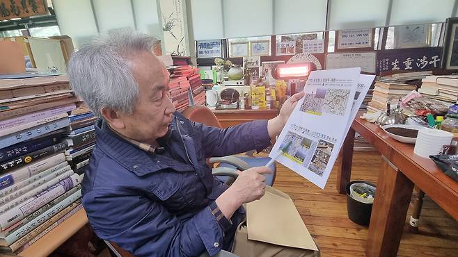 지역 역사학자 박석홍씨가 소헌왕후 태실과 관련된 설명을 하고 있다. /김세동기자