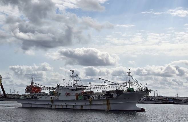 포항 구룡포항에서 대게어선이 조업을 위해 이동하고 있다. /경북매일 DB