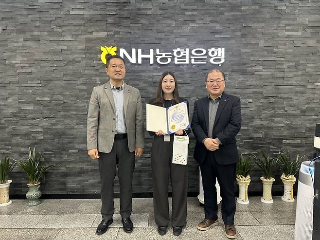 ▲ 경산경찰서는 보이스피싱 범죄 예방에 결정적인 기여를 한 NH농협은행 하양지점 소속 최경주 계장에게 감사장을 수여했다. 최 계장은 지난 1월에만 두 차례나 고액의 현금 편취 범죄를 막아냈다. 경산경찰서.